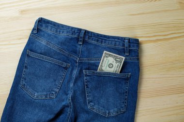 Kotun arka cebinde bir dolar. Para cebinde.