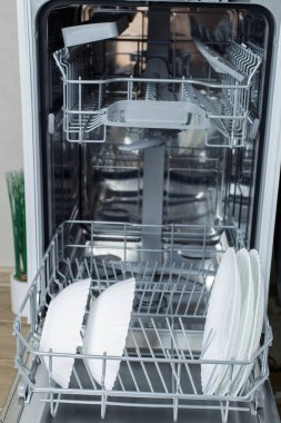 Bulaşık sepetinde temiz bulaşıklar. Evi temizlemek ve bulaşık makinesinde bulaşık yıkamak..