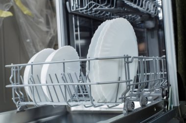 Bulaşık sepetinde temiz bulaşıklar. Evi temizlemek ve bulaşık makinesinde bulaşık yıkamak..