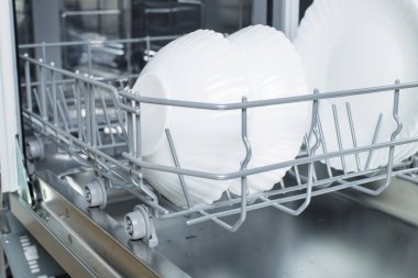 Bulaşık sepetinde temiz bulaşıklar. Evi temizlemek ve bulaşık makinesinde bulaşık yıkamak..