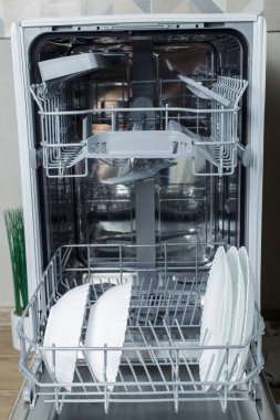 Bulaşık sepetinde temiz bulaşıklar. Evi temizlemek ve bulaşık makinesinde bulaşık yıkamak..