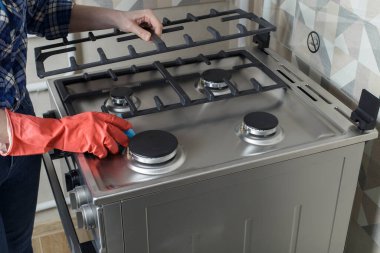 Modern gaz fırıncısı kız gaz fırınını yıkıyor. Mutfağı temizliyorum..