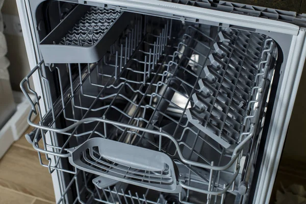 Відкрита Посудомийна Машина Господиня Готується Завантажувати Брудний Посуд Посудомийну Машину — стокове фото