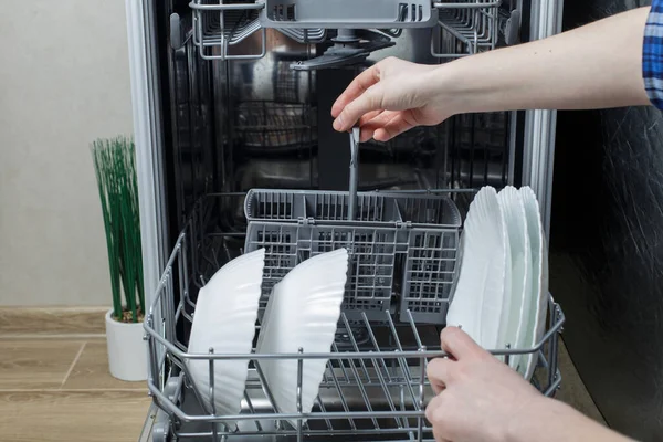 Відкрита Посудомийна Машина Дівчина Тримає Кошик Виделками Ложками Вбудована Посудомийна — стокове фото