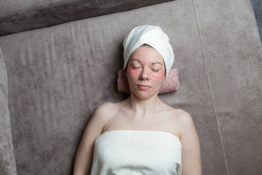 Bir kadın güzellik uzmanına ameliyat yapar. Güzel bir kadın göz bandı kullanır..