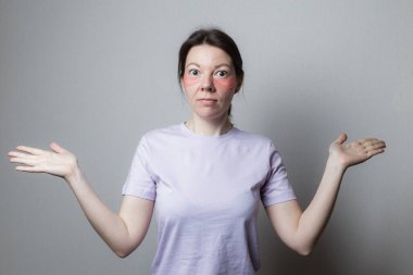 Güzel bir kız estetik ameliyat yapar. Kız göz bandı kullanıyor. Gözlerinin altındaki cilt bakımı.