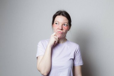 Güzel bir kız estetik ameliyat yapar. Kız göz bandı kullanıyor. Gözlerinin altındaki cilt bakımı.