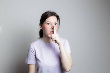 Güzel bir kız estetik ameliyat yapar. Kız göz bandı kullanıyor. Gözlerinin altındaki cilt bakımı.