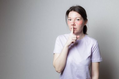 Güzel bir kız estetik ameliyat yapar. Kız göz bandı kullanıyor. Gözlerinin altındaki cilt bakımı.