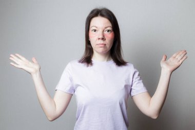 Güzel bir kız estetik ameliyat yapar. Kız göz bandı kullanıyor. Göz altı cilt bakımı. Kadın ellerini havaya kaldırıyor..