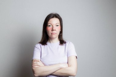 Güzel bir kız estetik ameliyat yapar. Kız göz bandı kullanıyor. Kadın kollarını göğsünün üzerinde kavuşturdu. Güvensizlik durumu.