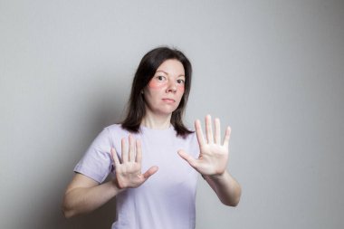 Güzel bir kız estetik ameliyat yapar. Kız göz bandı kullanıyor. Göz altı cilt bakımı. Reddet.