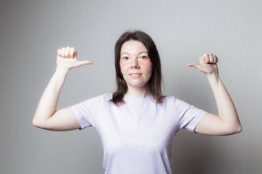 Güzel bir kız estetik ameliyat yapar. Kız göz bandı kullanıyor. Gözlerinin altındaki cilt bakımı.
