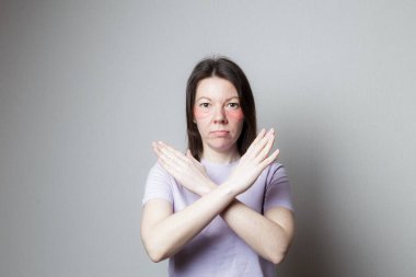 Güzel bir kız estetik ameliyat yapar. Kız göz bandı kullanıyor. Dur işareti yapan kadın.