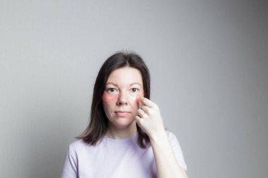 Güzel bir kız estetik ameliyat yapar. Kız göz bandı kullanıyor. Kadın göz bandını çıkarıyor.