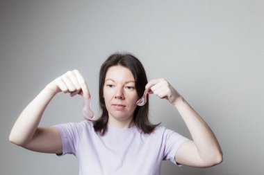 Güzel bir kız estetik ameliyat yapar. Kız göz bandı kullanıyor. Kadın göz bandını çıkarıyor.