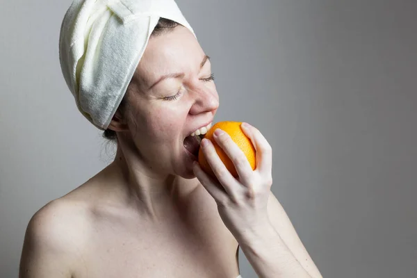 Wanita Muda Setelah Mandi Dengan Handuk Wanita Makan Apel — Stok Foto