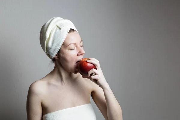 Young Woman Bath Towel Woman Eats Apple — Stockfoto