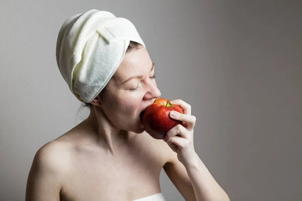 Wanita Muda Setelah Mandi Dengan Handuk Wanita Makan Apel — Stok Foto