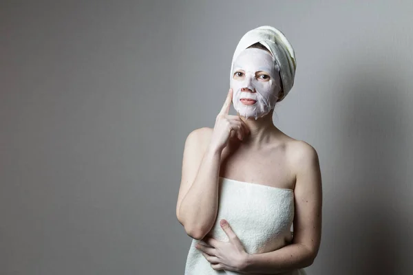 Girl Cloth Mask Spa Salon Girl Calls Thoughtfulness Facial Skin — 스톡 사진