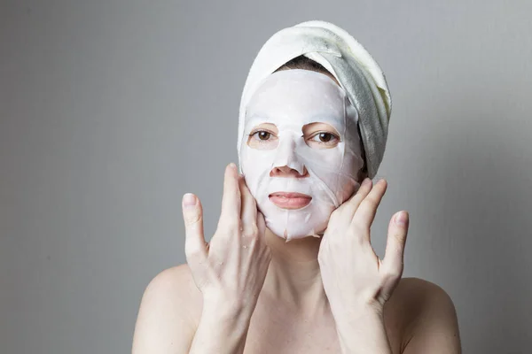 温泉治疗 戴着化妆品面具的女孩在温泉沙龙里 面部皮肤护理概念 — 图库照片