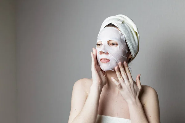 Spa Treatments Girl Cosmetic Mask Spa Salon Facial Skin Care — ストック写真