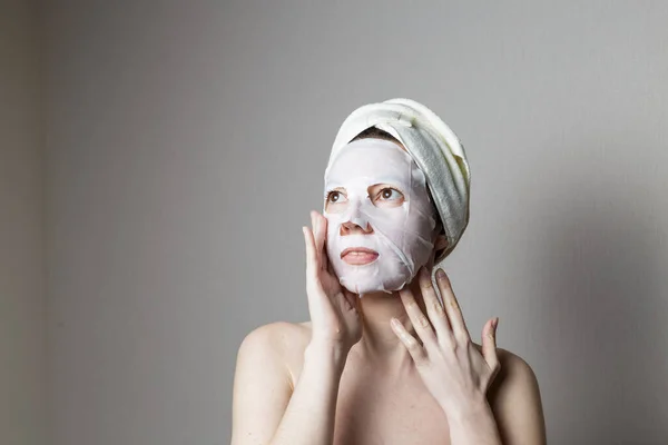 Perawatan Spa Muda Menarik Wanita Dalam Topeng Kosmetik Sebuah Salon — Stok Foto