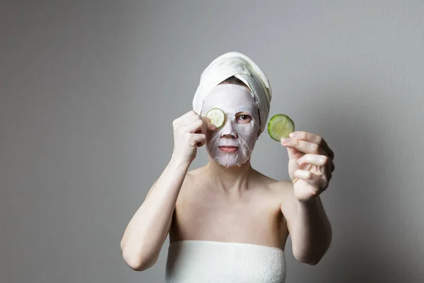 Spa Tedavileri Kaplıca Salonundaki Kozmetik Maskeli Çekici Bir Kadın Ellerinde — Stok fotoğraf