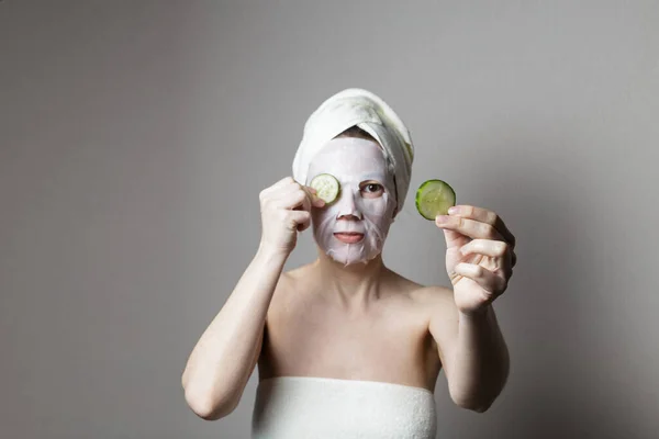 Spa Tedavileri Spa Salonunda Kozmetik Maskeli Bir Kız Ellerinde Salatalık — Stok fotoğraf