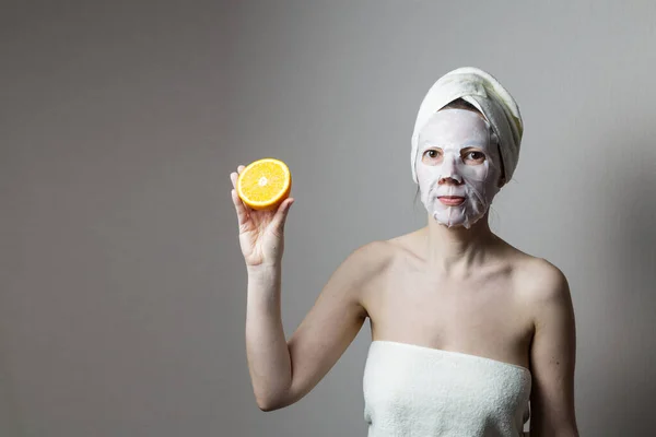 Spa Treatments Girl Cosmetic Mask Spa Salon Holds Half Orange — Fotografia de Stock