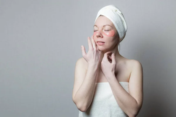 Beautiful Woman Eye Patches Woman Makes Procedures Spa Salon Towel — Stok Foto