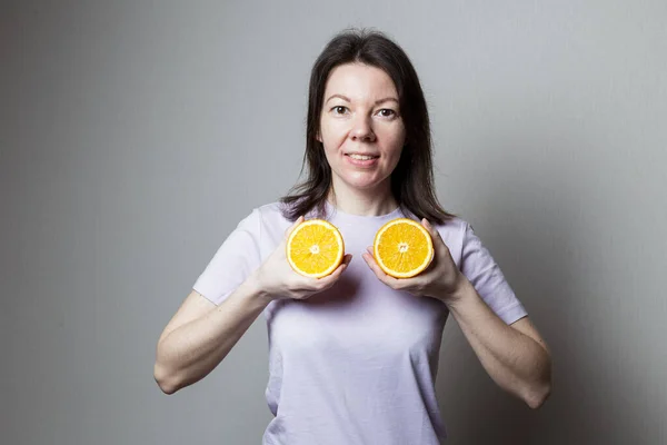 Молодая Женщина Держит Апельсин Руке Концепция Здорового Питания — стоковое фото