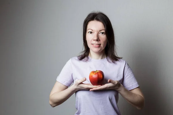 Mladá Žena Drží Jablko Zdravotní Koncepce — Stock fotografie