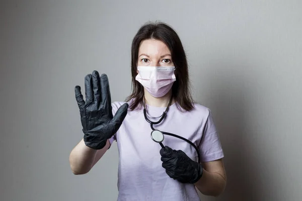 Eine Ärztin Schwarzen Handschuhen Mit Phonendoskop Zeigt Ein Stoppschild Vorsicht — Stockfoto