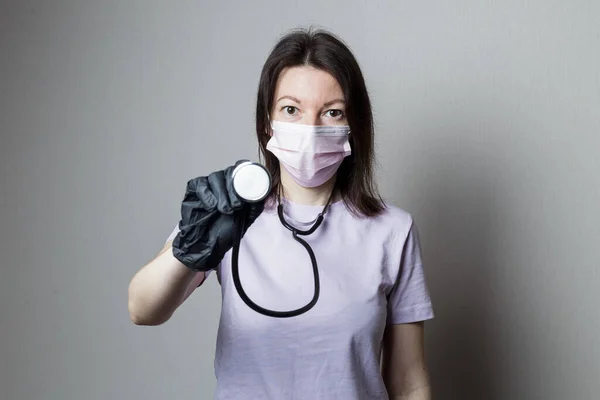 Eine Ärztin Schwarzen Handschuhen Mit Einem Phonendoskop Hört Einer Patientin — Stockfoto