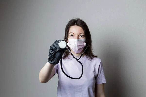 Eine Ärztin Schwarzen Handschuhen Mit Einem Phonendoskop Hört Einer Patientin — Stockfoto