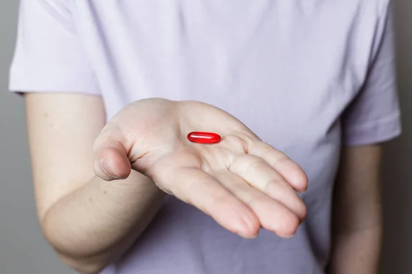 Meisje Met Een Rode Pil Haar Hand — Stockfoto