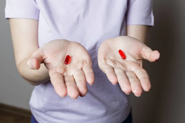 Vacker Flicka Som Håller Två Röda Piller Händerna — Stockfoto