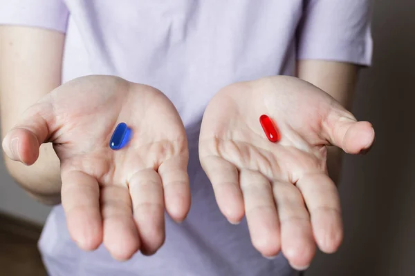 Rode Blauwe Pillen Meisje Met Rode Blauwe Pillen Haar Handen — Stockfoto