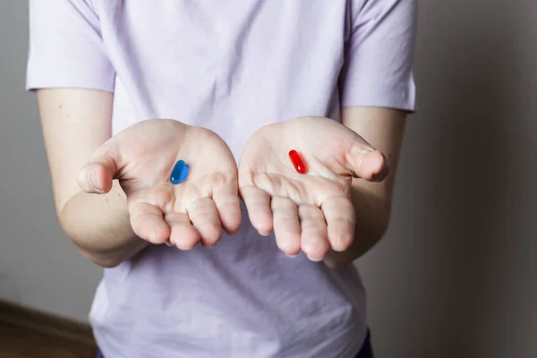 Rode Blauwe Pillen Mooi Meisje Met Rood Blauw Pillen Haar — Stockfoto