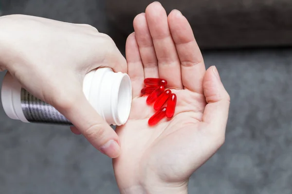 Meisje Giet Rode Pillen Uit Een Pot Haar Hand — Stockfoto