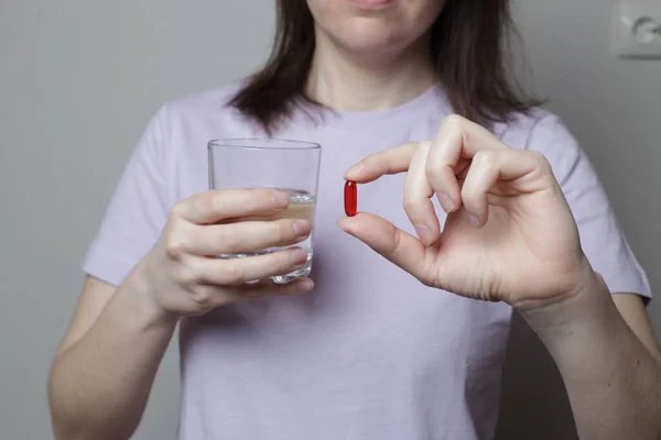 Mooie Vrouw Neemt Een Pil Vrouw Een Roze Shirt Met — Stockfoto