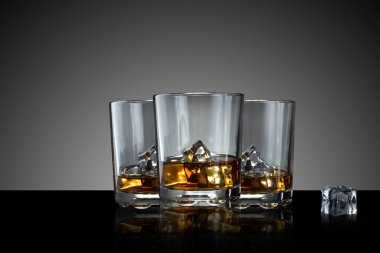 Üç bardak buzlu viski.