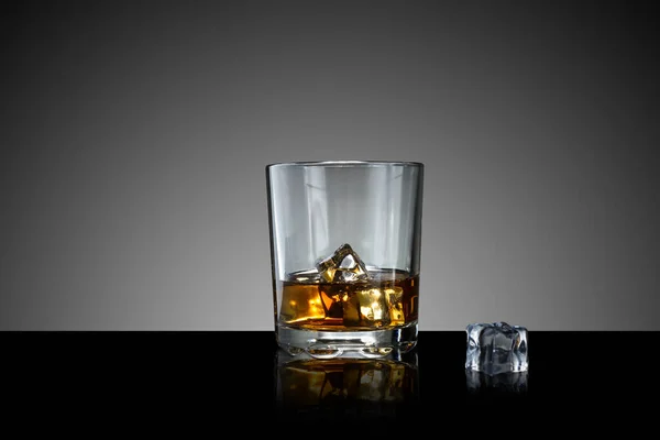 流行のガラスの中の岩の上のウイスキー — ストック写真