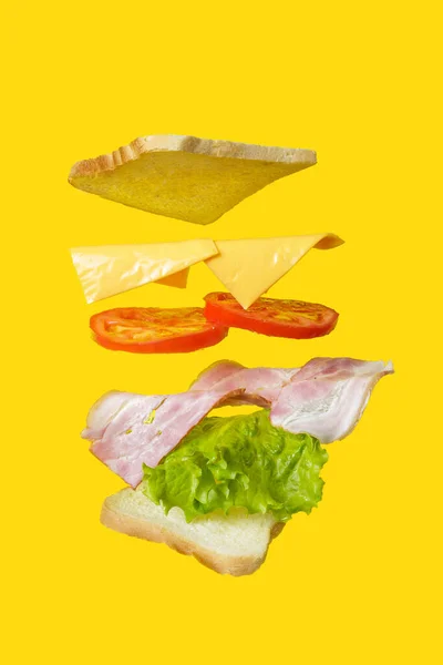 Літаючий Бутерброд Хліб Шинкою Помідорами Цибулею Салатом Ізольовані Чорному — стокове фото