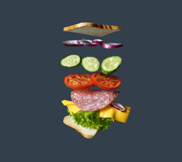 Літаючий Бутерброд Хліб Шинкою Помідорами Цибулею Салатом Ізольовані Сірому — стокове фото