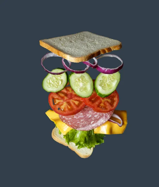 Sándwich Volador Pan Con Jamón Tomate Cebolla Ensalada Aislado Gris — Foto de Stock