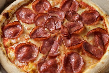 Pepperoni Pizza yakın plan.