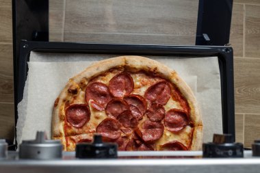 Fırında pişmiş pepperonili pizza. Pizza fırından çıktı.