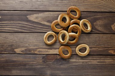 Tahta bir masada simit. Tatlı lezzetli..